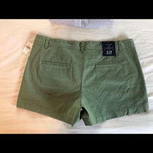 GAP City Short Mid Rise 3” ins. Olive Green. Sz 14